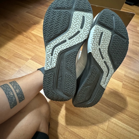 Mountain to Coast R1, White/Black 9.5 Men’s Running shoes - Picture 4 of 16